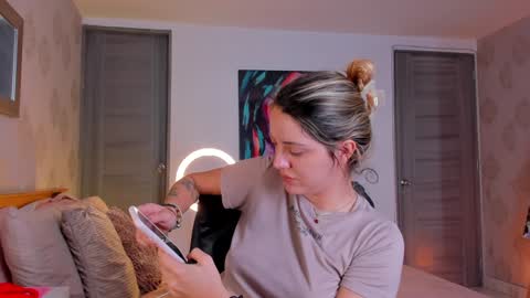Snapshot of omstudio1994 chatting on 12.18.24 Martina Ricci online show from 12.18.24