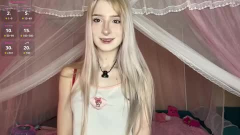 Snapshot of onlyeva1 chatting on 05.25.26 Eva online show from 05.25.26