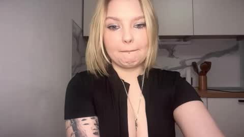 Snapshot of opheliaritz chatting on 12.13.25 Ophelia online show from 12.13.25