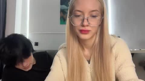 Snapshot of opiunarium chatting on 11.09.25 Bella and John online show from 11.09.25