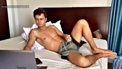 Snapshot of orlando__bloom chatting on 10.14.25 Fansly and Instagram -  online show from 10.14.25