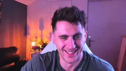 Snapshot of oscar_miller_ chatting on 10.03.25 Oscar online show from 10.03.25