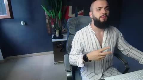 Snapshot of oscarwills chatting on 06.18.26 OscarWills online show from 06.18.26