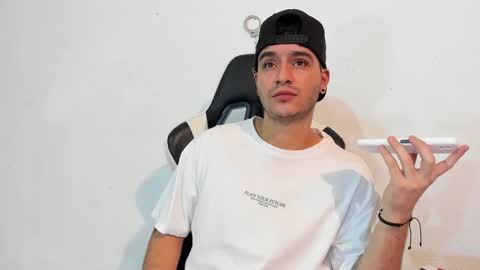 Snapshot of p_jhon chatting on 02.14.25 P online show from 02.14.25