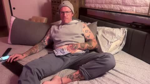 Snapshot of pantone032c chatting on 09.10.25 Red online show from 09.10.25