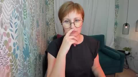 Snapshot of paris_cherry chatting on 02.20.25 Paris online show from 02.20.25