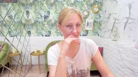 Snapshot of paris_cherry chatting on 09.16.25 Paris online show from 09.16.25