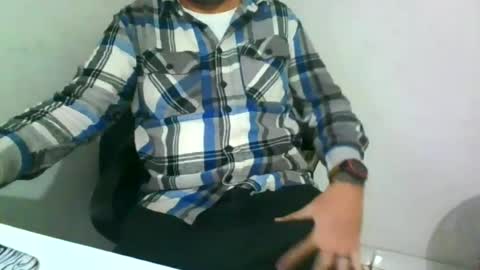 Snapshot of pau_transante69 chatting on 06.15.26 pau_transante69 online show from 06.15.26