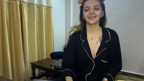 Snapshot of paulettegoddard chatting on 12.12.24 Isla Chase online show from 12.12.24
