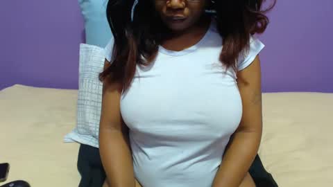 Snapshot of peachassxx chatting on 02.19.25 peachy online show from 02.19.25