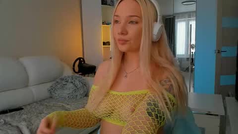 Snapshot of peachju1cy chatting on 02.21.25 peachju1cy online show from 02.21.25