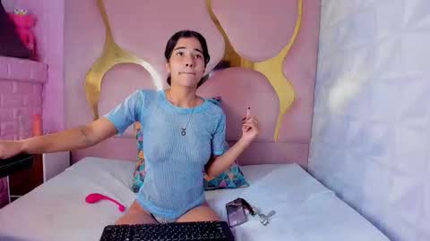 Snapshot of peachrougeh chatting on 12.17.25 peachrougeh online show from 12.17.25