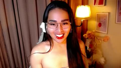 Snapshot of peakaboo_xx chatting on 05.18.26 Angel Creamdensada online show from 05.18.26