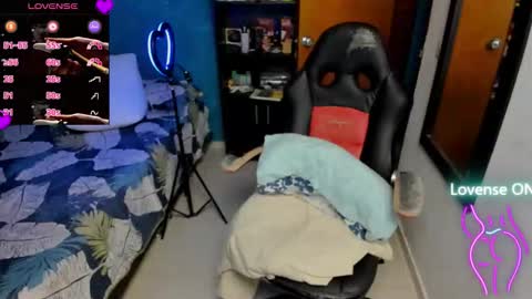 Snapshot of peanut_tangerine chatting on 10.24.25 Tangerine Penaut online show from 10.24.25