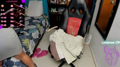 Snapshot of peanut_tangerine chatting on 11.18.25 Tangerine Penaut online show from 11.18.25