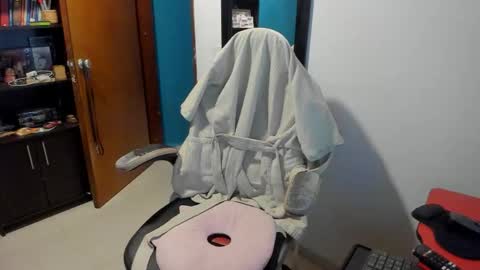 Snapshot of peanut_tangerine chatting on 11.24.25 Tangerine Penaut online show from 11.24.25