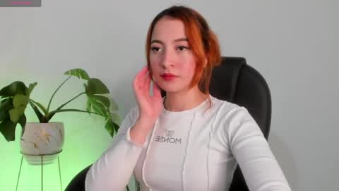 Snapshot of pear__moon chatting on 05.18.26 LILLY online show from 05.18.26