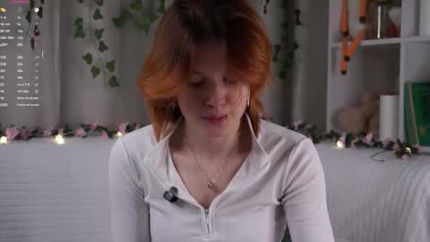 Snapshot of pebee chatting on 11.05.25 Lily online show from 11.05.25