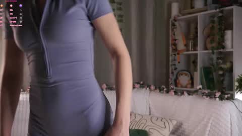 Snapshot of pebee chatting on 12.05.25 Lily online show from 12.05.25