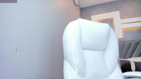 Snapshot of perlaevansx chatting on 12.16.24 PERLA online show from 12.16.24