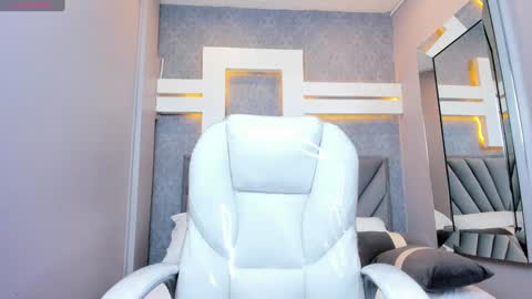 Snapshot of perlaevansx chatting on 12.19.24 PERLA online show from 12.19.24