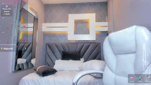 Snapshot of perlaevansx chatting on 02.27.25 PERLA online show from 02.27.25