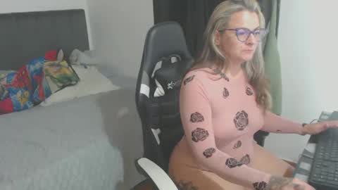 Snapshot of perlagoloza05 chatting on 12.22.24 goloza online show from 12.22.24