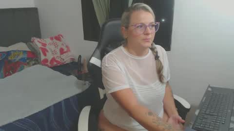 Snapshot of perlagoloza05 chatting on 01.21.25 goloza online show from 01.21.25