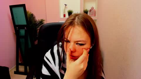 Snapshot of persinaky chatting on 12.21.24 horror flying on the wings of the night.... online show from 12.21.24