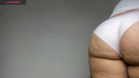 Snapshot of pervertt_mommy chatting on 10.28.25 Alexandra online show from 10.28.25