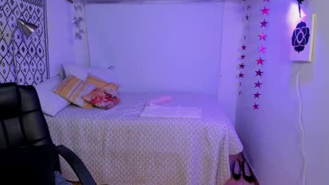 Snapshot of petalsrose_ chatting on 01.10.25 Rose online show from 01.10.25