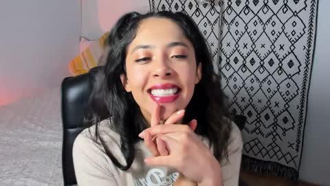 Snapshot of petalsrose_ chatting on 01.24.25 Rose online show from 01.24.25