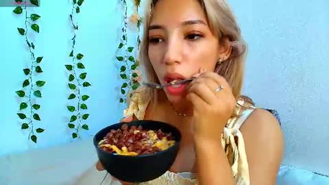 Snapshot of petite_blossom4 chatting on 07.27.26 petite_blossom4 online show from 07.27.26