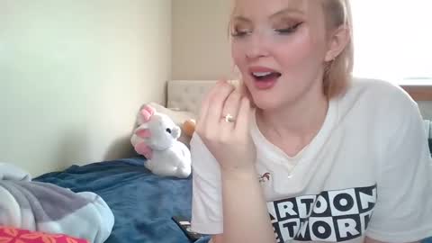Snapshot of petite_cupcake chatting on 02.20.25 Little cupcake online show from 02.20.25