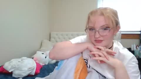 Snapshot of petite_cupcake chatting on 02.20.25 Little cupcake online show from 02.20.25