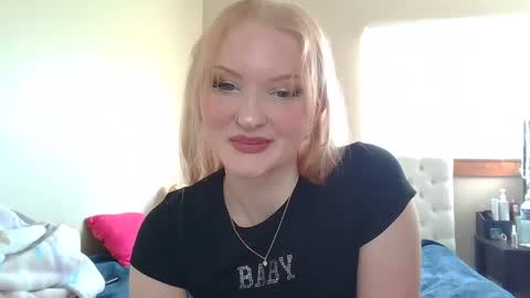 Snapshot of petite_cupcake chatting on 02.21.25 Little cupcake online show from 02.21.25