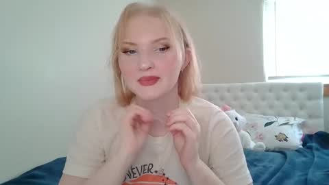 Snapshot of petite_cupcake chatting on 03.05.25 Little cupcake online show from 03.05.25