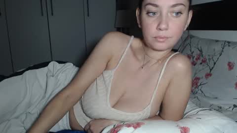 Snapshot of petite_danielle chatting on 10.04.25 petite_danielle online show from 10.04.25