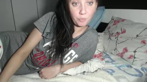 Snapshot of petite_danielle chatting on 10.18.25 petite_danielle online show from 10.18.25