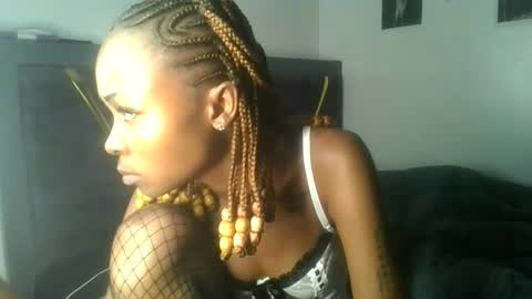 Snapshot of petite_queen69 chatting on 05.30.26 petite_queen69 online show from 05.30.26