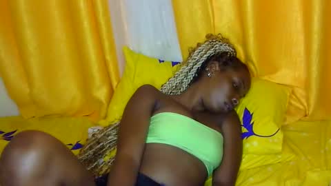 Snapshot of petite_tanya chatting on 01.06.25 Tanya online show from 01.06.25