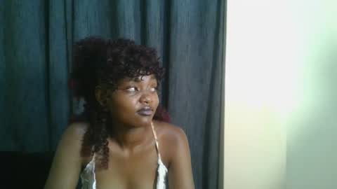 Snapshot of petite_temptation chatting on 12.04.25 Bad gurl Riri online show from 12.04.25