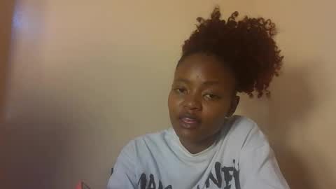 Snapshot of petite_temptation chatting on 12.15.25 Bad gurl Riri online show from 12.15.25