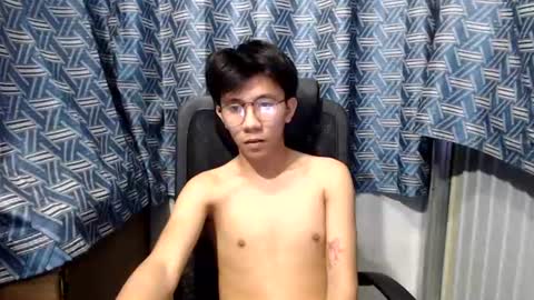 Snapshot of petiteasian_boy chatting on 07.23.26 cute vir online show from 07.23.26