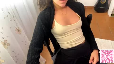 Snapshot of petitecurlybrunette chatting on 06.01.26 Mlian online show from 06.01.26