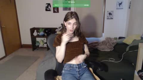 Snapshot of petitecut chatting on 02.19.25 caracal online show from 02.19.25