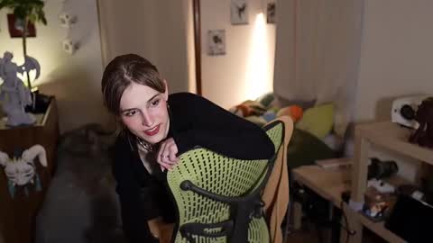 Snapshot of petitecut chatting on 02.25.25 caracal online show from 02.25.25