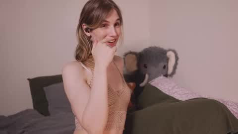 Snapshot of petitecut chatting on 10.10.25 caracal online show from 10.10.25