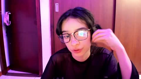Snapshot of petitee_lunna chatting on 02.02.25 Lunna online show from 02.02.25