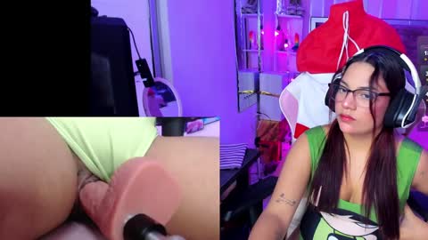 Snapshot of petitesofia_ chatting on 12.28.24 Sofia online show from 12.28.24